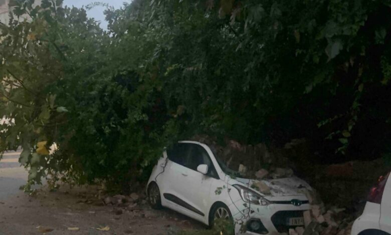 Καταιγίδα-«χτυπά»-την-Κέρκυρα:-Κατέρρευσε-τοιχίο-και-καταπλάκωσε-αυτοκίνητα