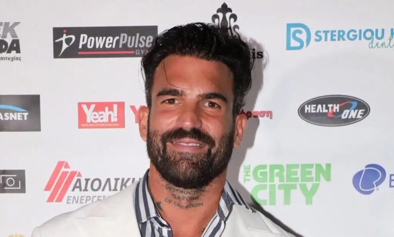 Ο-Δημήτρης-Αλεξάνδρου-και-η-Ρία-Ελληνίδου-για-καφέ-και-βάφλα-στην-Πεντέλη-με-φίλους-τους