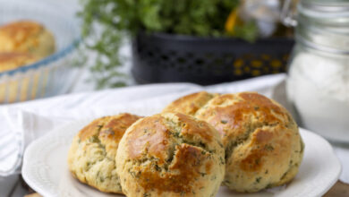 Συνταγή-για-εύκολα-σπανακοτυροπιτάκια-φούρνου-σαν-μικρά-ψωμάκια