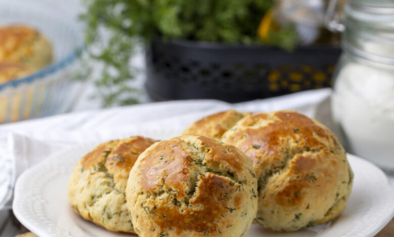 Συνταγή-για-εύκολα-σπανακοτυροπιτάκια-φούρνου-σαν-μικρά-ψωμάκια