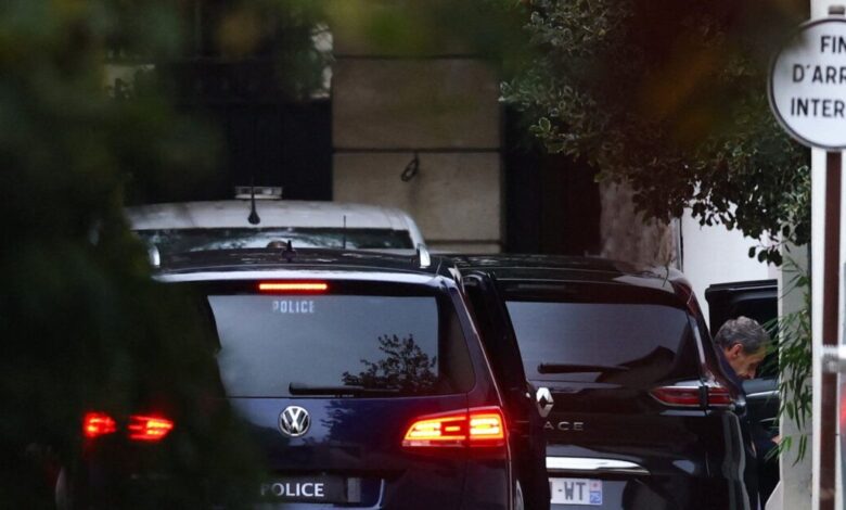 Ο-Νικολά-Σαρκοζί-επέστρεψε-σπίτι-του-–-Αποχώρησε-από-τη-φυλακή-Λα-Σαντέ-με-αυτοκίνητο-μαζί-με-την-Κάρλα-Μπρούνι