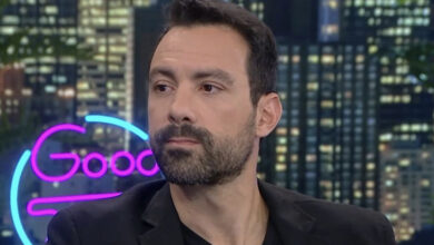 Απρόοπτο-για-Σάκη-Τανιμανίδη:-«Μας-είπε-ο-πιλότος-ότι-το-αεροπλάνο-έχει-πρόβλημα,-έπρεπε-να-κατέβουμε-και-να-φύγουμε-μετά-από-τρεις-ώρες»