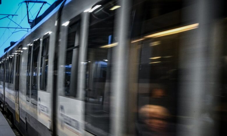 Σύγκρουση-τρένου-με-μηχανή-στη-Λένορμαν-–-Καλά-στην-υγεία-τους-οι-επιβάτες