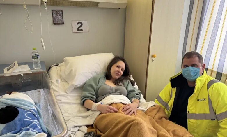 Αρκαδία:-Περιπολικό-μετέφερε-ετοιμόγεννη-που-εγκλωβίστηκε-στον-αυτοκινητόδρομο-λόγω-της-κακοκαιρίας-–-Έφερε-στον-κόσμο-ένα-υγιέστατο-αγοράκι