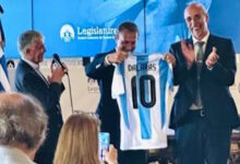 Ο-Γιώργος-Νταλάρας-στην-Αργεντινή-–-Του-χάρισαν-τη-θρυλική-φανέλα-με-το-«10»