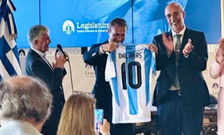 Ο-Γιώργος-Νταλάρας-στην-Αργεντινή-–-Του-χάρισαν-τη-θρυλική-φανέλα-με-το-«10»