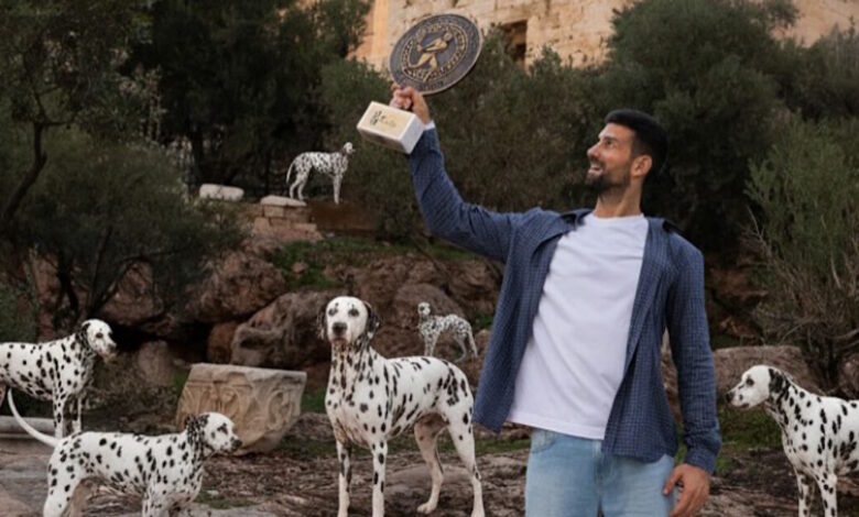 Ο-Νόβακ-Τζόκοβιτς-πανηγύρισε-τον-101ο-τίτλο-του-με-σκυλιά-της-Δαλματίας-στην-Ακρόπολη