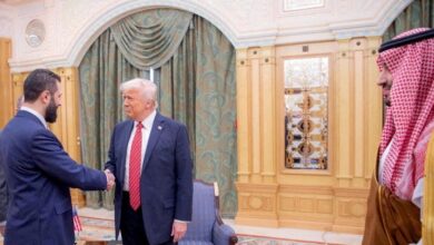 Ο-Τραμπ-έδωσε-«ψήφο-εμπιστοσύνης»-στον-αλ-Σάρα-–-Από-τη-«μαύρη-λίστα»-του-fbi-στον-Λευκό-Οίκο