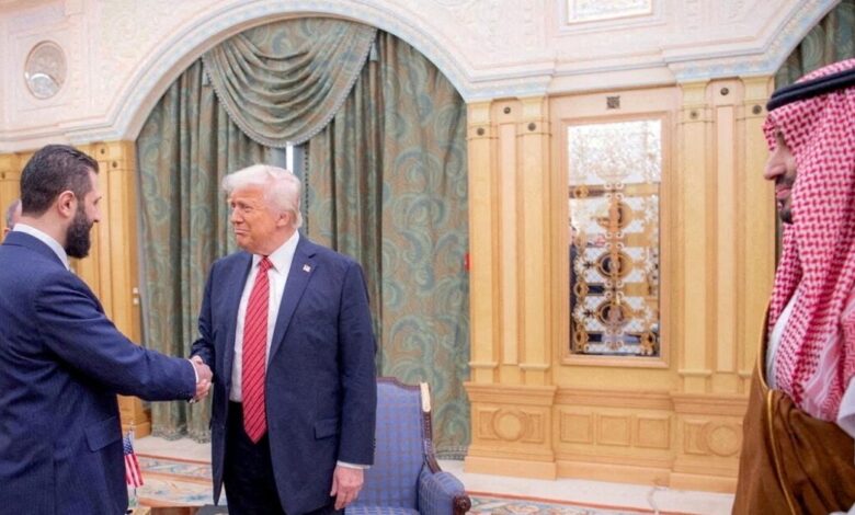 Ο-Τραμπ-έδωσε-«ψήφο-εμπιστοσύνης»-στον-αλ-Σάρα-–-Από-τη-«μαύρη-λίστα»-του-fbi-στον-Λευκό-Οίκο