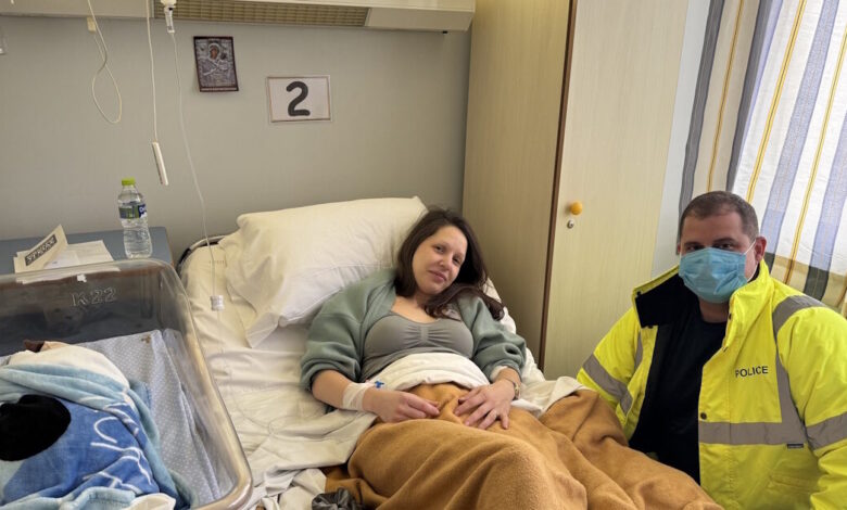 Αρκαδία:-Περιπολικό-μετέφερε-ετοιμόγεννη-που-εγκλωβίστηκε-στον-αυτοκινητόδρομο-λόγω-της-κακοκαιρίας-–-Έφερε-στον-κόσμο-ένα-υγιέστατο-αγοράκι