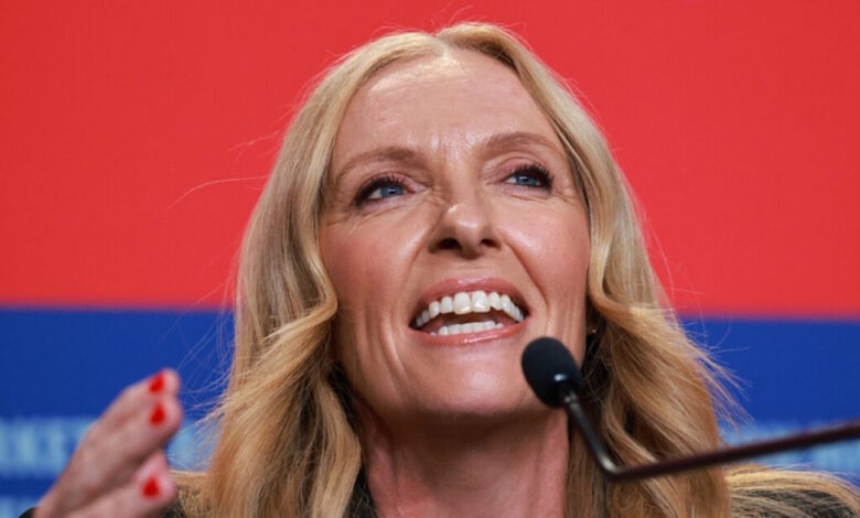 Η-Τόνι-Κολέτ-και-η-Μίλι-Άλκοκ-πρωταγωνίστριες-στο-επερχόμενο-θρίλερ-επιβίωσης-«hot-mother»