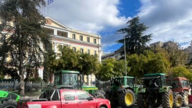 Θεσσαλονίκη:-Με-τρακτέρ-έξω-από-το-υπουργείο-Μακεδονίας-–-Θράκης-οι-αγρότες-–-«Ο-υπουργός-ήταν-εδώ-και-έφυγε,-θέλουμε-να-τον-δούμε»
