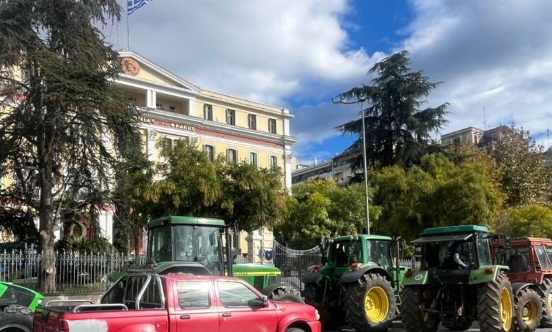 Θεσσαλονίκη:-Με-τρακτέρ-έξω-από-το-υπουργείο-Μακεδονίας-–-Θράκης-οι-αγρότες-–-«Ο-υπουργός-ήταν-εδώ-και-έφυγε,-θέλουμε-να-τον-δούμε»
