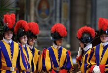 Βατικανό:-Υπό-έρευνα-η-Ελβετική-Φρουρά-–-Φρουρός-κατηγορείται-ότι-έφτυσε-Εβραίες-στην-πλατεία-του-Αγίου-Πέτρου