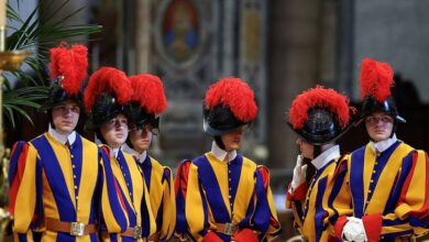 Βατικανό:-Υπό-έρευνα-η-Ελβετική-Φρουρά-–-Φρουρός-κατηγορείται-ότι-έφτυσε-Εβραίες-στην-πλατεία-του-Αγίου-Πέτρου