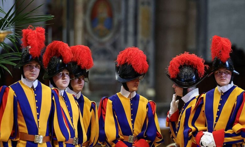 Βατικανό:-Υπό-έρευνα-η-Ελβετική-Φρουρά-–-Φρουρός-κατηγορείται-ότι-έφτυσε-Εβραίες-στην-πλατεία-του-Αγίου-Πέτρου