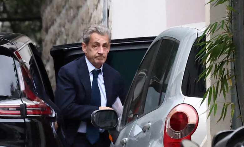 Ο-Νικολά-Σαρκοζί-σε-εστιατόριο-του-Παρισιού-μία-μέρα-μετά-την-αποφυλάκισή-του-–-Γευμάτισε-με-την-Κάρλα-Μπρούνι