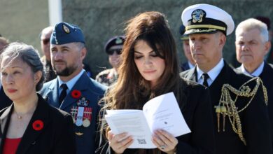 Η-Κίμπερλι-Γκιλφόιλ-κατέθεσε-στεφάνι-στο-μνημείο-πεσόντων-των-δύο-Παγκοσμίων-Πολέμων-–-«Φόρος-τιμής-σε-όσους-θυσιάστηκαν»