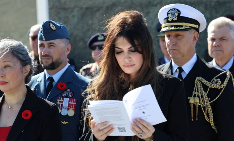 Η-Κίμπερλι-Γκιλφόιλ-κατέθεσε-στεφάνι-στο-μνημείο-πεσόντων-των-δύο-Παγκοσμίων-Πολέμων-–-«Φόρος-τιμής-σε-όσους-θυσιάστηκαν»