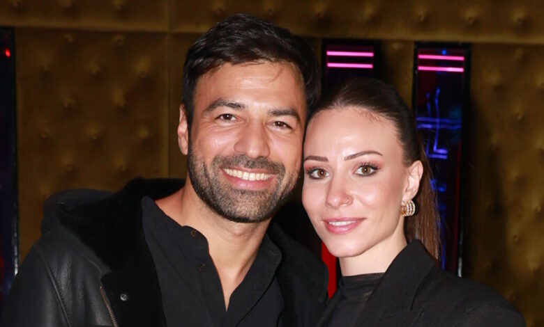 Αντρέας-Γεωργίου-–-Σιμώνη-Χριστοδούλου:-Το-τρυφερό-φιλί-κάτω-από-τον-Πύργο-του-Άιφελ