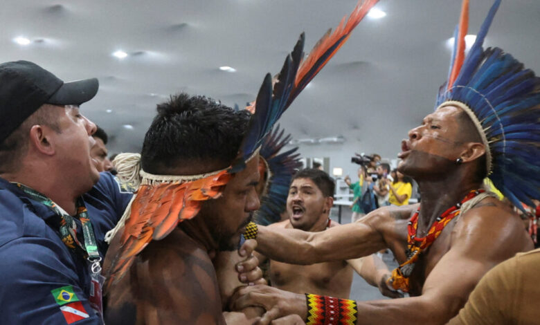 Βραζιλία:-Χάος-στη-Διάσκεψη-cop30-–-Διαδηλωτές-εισέβαλαν-με-κοντάρια-και-συγκρούστηκαν-με-αστυνομικούς