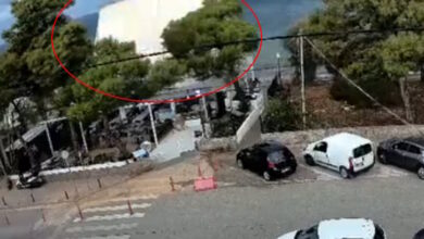 Καβούρι:-Η-στιγμή-που-ο-άνεμος-διαλύει-και-εκτοξεύει-στέγαστρο-εστιατορίου-–-Δείτε-βίντεο