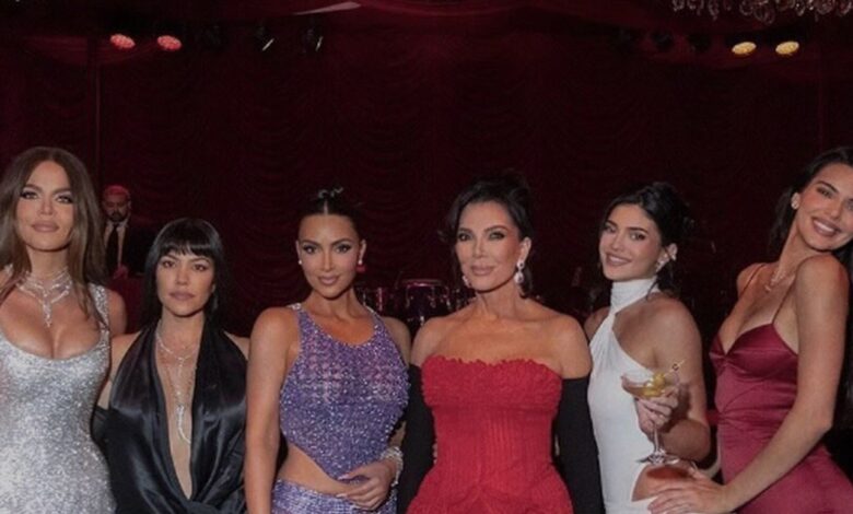 Κιμ-Καρντάσιαν-και-Κρις-Τζένερ-εξαφάνισαν-τις-φωτογραφίες-των-Μέγκαν-και-Χάρι-από-το-πάρτι-των-70ών-γενεθλίων-της-με-θέμα-τον-Τζέιμς-Μποντ