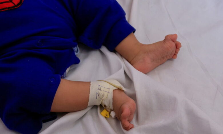 Βρετανία:-Μωρό-13-μηνών-υπέστη-καρδιακή-προσβολή-και-έχασε-τη-μισή-του-γλώσσα-αφού-μπέρδεψε-αποφρακτικό-υγρό-με-γάλα