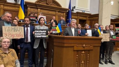 Ουκρανία:-Ένταση-στο-κοινοβούλιο-Παραίτηση-του-υπουργικού-συμβουλίου-ζητούν-Ποροσένκο-και-Τιμοσένκο