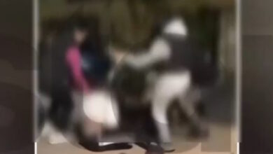 Εικόνες-από-τον-άγριο-ξυλοδαρμό-έφηβης-–-Την-χτυπούν-στο-κεφάλι-και-την-κλωτσάνε-με-μανία