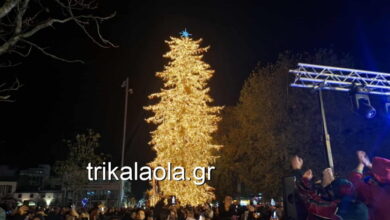 Τα-Τρίκαλα-σε-γιορτινό-κλίμα:-Πυροτεχνήματα-και-πλήθος-κόσμου-στην-γιορτή-φωταγώγησης-του-χριστουγεννιάτικου-δέντρου