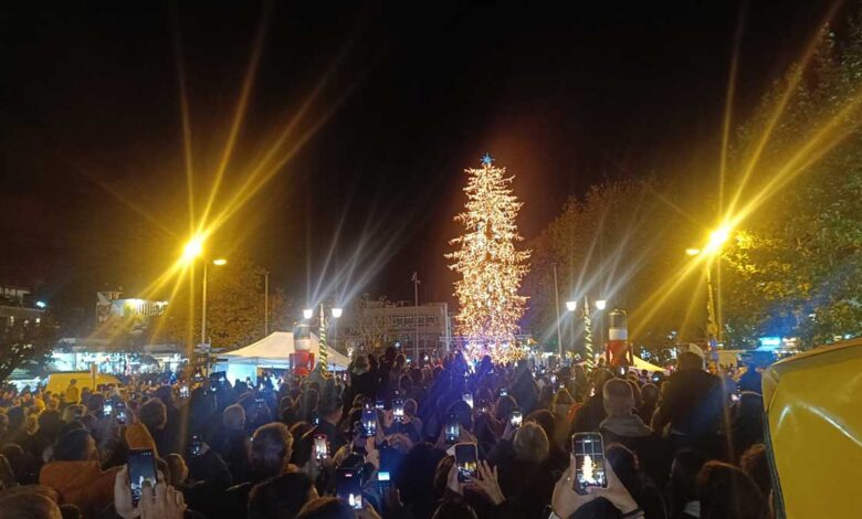 Τρίκαλα:-Φωταγωγήθηκε-το-ψηλότερο-φυσικό-χριστουγεννιάτικο-δέντρο