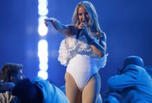 Η-ερωτευμένη-Έλι-Γκούλντινγκ-πόζαρε-με-μαύρα-ασορτί-εσώρουχα-στο-instagram