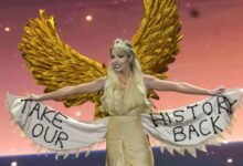 miss-universe-2025:-Η-Μαίρη-Χατζηπαύλου-ντυμένη-ως-«Νίκη-της-Σαμοθράκης»-στον-διαγωνισμό-–-Με-χρυσά-φτερά-και-το-μήνυμα-«take-our-history-back»