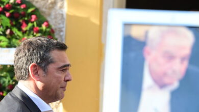 Λύγισε-ο-Αλέξης-Τσίπρας-στον-επικήδειο-για-τον-Αλέκο-Φλαμπουράρη:-Σε-ευχαριστώ-για-όσα-μας-έδωσες,-ως-σύντροφος,-ως-φίλος,-ως-παππούς-των-παιδιών-μας