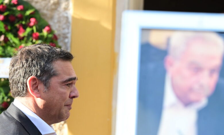 Λύγισε-ο-Αλέξης-Τσίπρας-στον-επικήδειο-για-τον-Αλέκο-Φλαμπουράρη:-Σε-ευχαριστώ-για-όσα-μας-έδωσες,-ως-σύντροφος,-ως-φίλος,-ως-παππούς-των-παιδιών-μας