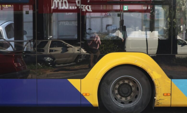 Η-στιγμή-που-αστικό-λεωφορείο-άρχισε-να-βγάζει-καπνούς-–-Οι-επιβάτες-βγήκαν-έξω-πανικόβλητοι