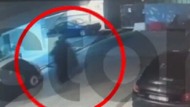 Καισαριανή:-Η-στιγμή-του-εμπρησμού-σε-καφετέρια-–-Δύο-άτομα-με-σκούτερ-αναζητούν-οι-αρχές 