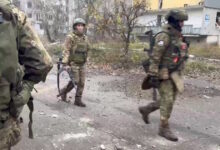 Ουκρανία:-Ρώσοι-στρατιώτες-καταγράφονται-να-περπατούν-ελεύθερα-στους-κατεστραμμένους-δρόμους-του-Ποκρόφσκ