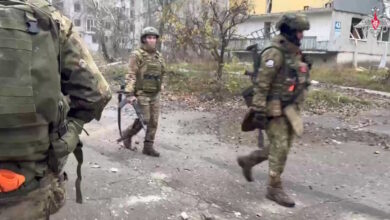 Ουκρανία:-Ρώσοι-στρατιώτες-καταγράφονται-να-περπατούν-ελεύθερα-στους-κατεστραμμένους-δρόμους-του-Ποκρόφσκ