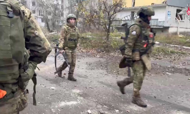 Ουκρανία:-Ρώσοι-στρατιώτες-καταγράφονται-να-περπατούν-ελεύθερα-στους-κατεστραμμένους-δρόμους-του-Ποκρόφσκ