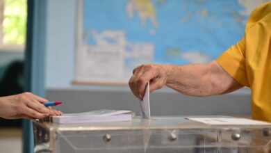 Δημοσκόπηση-mrb:-Στις-15,6-μονάδες-η-διαφορά-ΝΔ-και-ΠΑΣΟΚ-–-Μεγάλο-«αγκάθι»-η-ακρίβεια