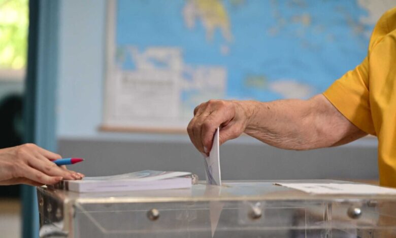 Δημοσκόπηση-mrb:-Στις-15,6-μονάδες-η-διαφορά-ΝΔ-και-ΠΑΣΟΚ-–-Μεγάλο-«αγκάθι»-η-ακρίβεια