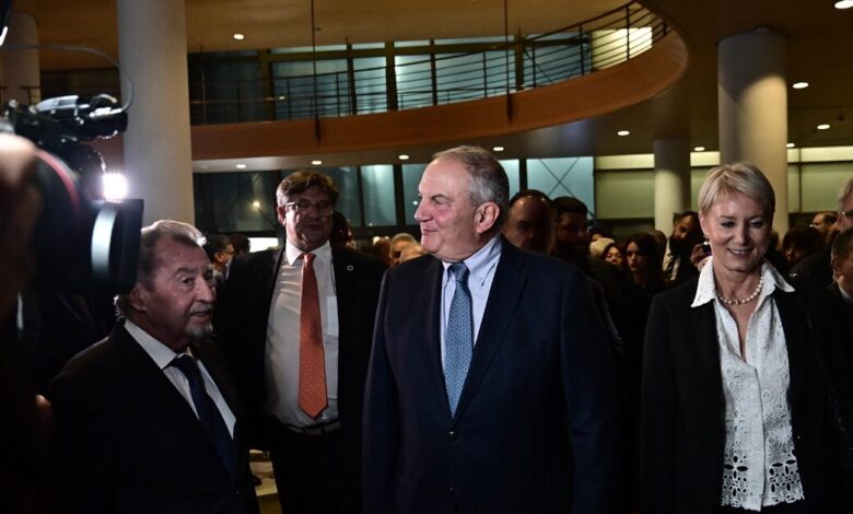 Ο-Κώστας-Καραμανλής-σε-εκδήλωση-του-Ελληνοκινεζικού-Επιμελητηρίου:-Αμοιβαία-τα-οφέλη-από-τις-σχέσεις-των-δύο-χωρών-–-Τα-«καρφιά»-για-την-κυβέρνηση-Μητσοτάκη