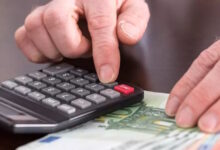 Ελεύθεροι-επαγγελματίες:-Πού-μειώνεται-το-ελάχιστο-εισόδημα-και-ποιες-νέες-εξαιρέσεις-φέρνει-ο-προϋπολογισμός-2026