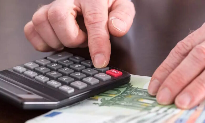 Ελεύθεροι-επαγγελματίες:-Πού-μειώνεται-το-ελάχιστο-εισόδημα-και-ποιες-νέες-εξαιρέσεις-φέρνει-ο-προϋπολογισμός-2026