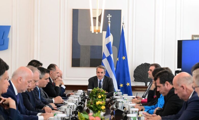 Πού-ποντάρει-η-ΝΔ-για-δημοσκοπική-ανάκαμψη-και-το-«αγκάθι»-της-ακρίβειας-που-παραμένει