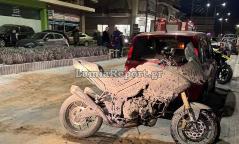 Λαμία:-Οδηγός-μηχανής,-προσπάθησε-να-αποφύγει-πεζή-και-τράκαρε-σε-παρκαρισμένο-αυτοκίνητο-–-Πήρε-φωτιά-το-δίκυκλο-όχημα