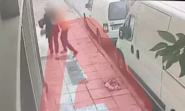 Καλλιθέα:-Βίντεο-ντοκουμέντο-με-διπλή-επίθεση-σε-βάρος-ηλικιωμένης-–-Την-έριξε-κάτω-και-της-άρπαξε-την-αλυσίδα