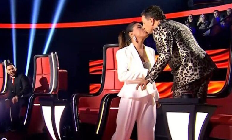 Το-φιλί-Παπαρίζου-–-Μαζωνάκη-στο-«the-voice»-και-το-σχόλιο-του-Μάστορα:-«Απλά-ήθελαν-να-φασωθούν»